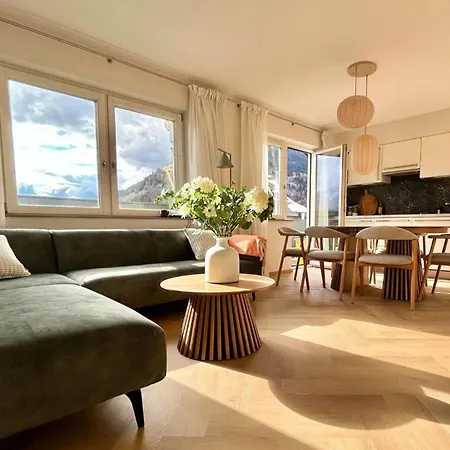 Spacious Boutique Family W Sunny Balcony & Mountain Views Lägenhet *