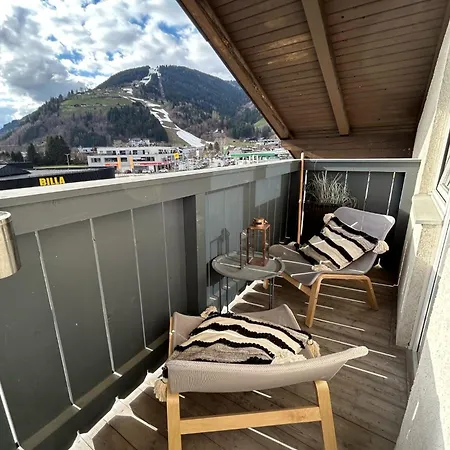 Spacious Boutique Family W Sunny Balcony & Mountain Views