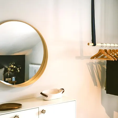 Spacious Boutique Family W Sunny Balcony & Mountain Views Lejlighed