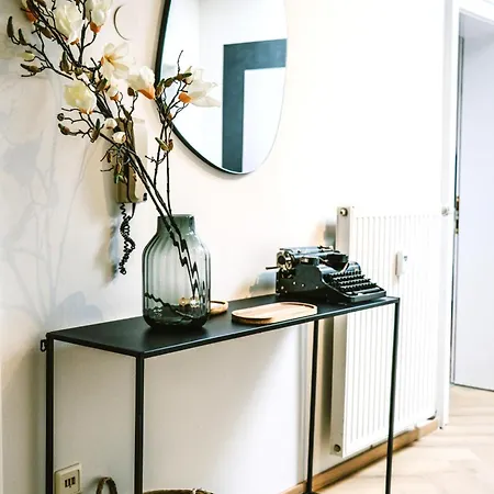 Spacious Boutique Family W Sunny Balcony & Mountain Views