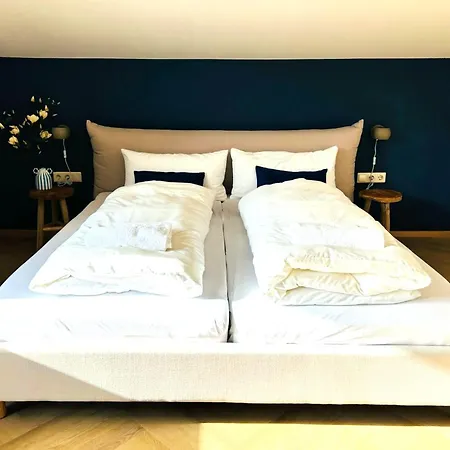 Spacious Boutique Family W Sunny Balcony & Mountain Views Appartamento *