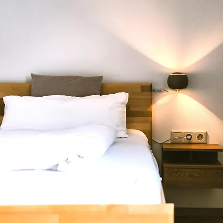 Spacious Boutique Family W Sunny Balcony & Mountain Views Appartamento *