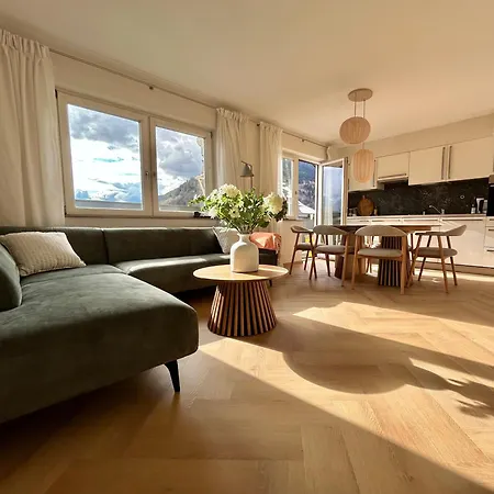 Spacious Boutique Family W Sunny Balcony & Mountain Views Lägenhet *