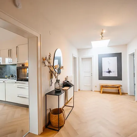 Spacious Boutique Family W Sunny Balcony & Mountain Views Lägenhet *
